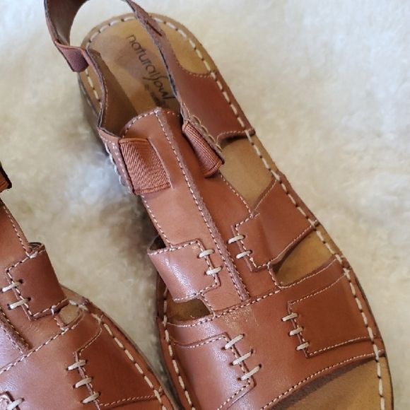 Natural Soul Tan Sandals with Slingback Design and Woven Straps - Picture 5 of 10